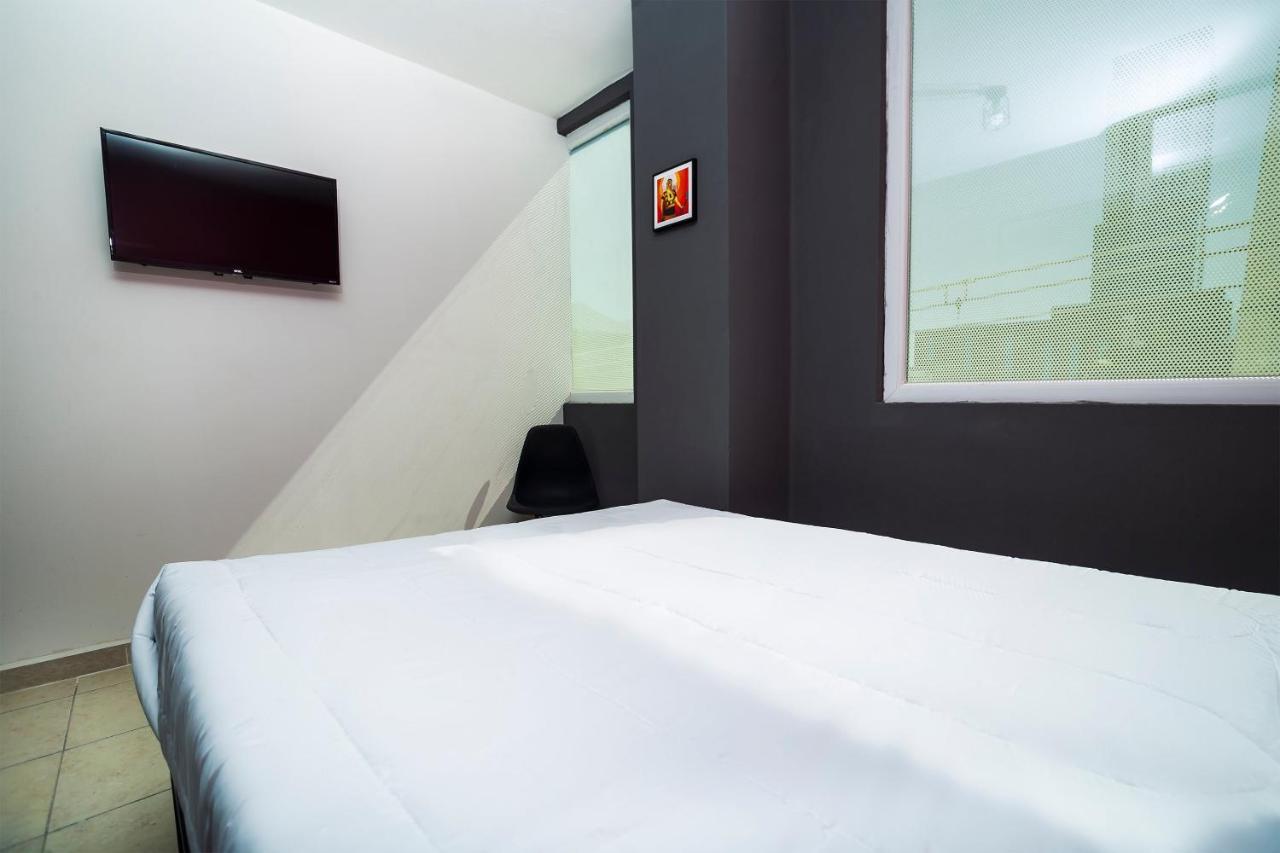 Hotel cápsula Adhoc Cintermex