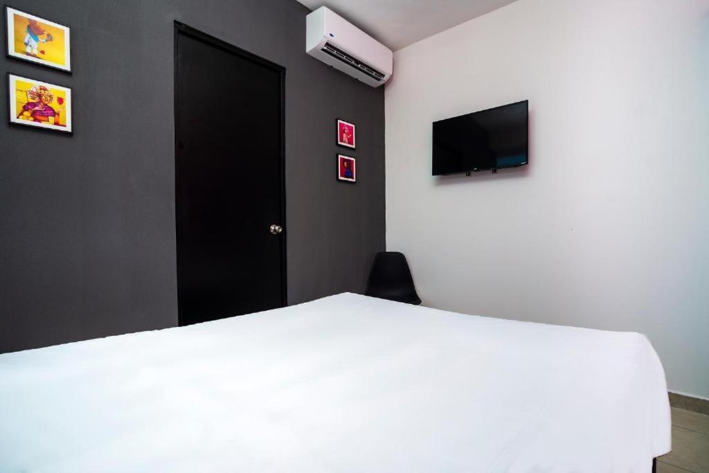 Adhoc Cintermex Hotel cápsula 2*